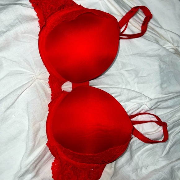 Victoria secret// RED Push up bra - Picture 3 of 3